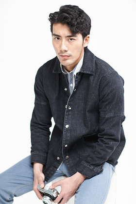 青年男人拿着照相机图片