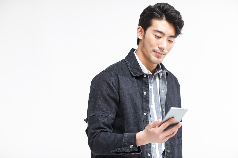 青年男人拿着手机 青年男人拿着手机