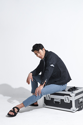 青年模特在摄影