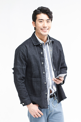 青年男人拿着手机照片