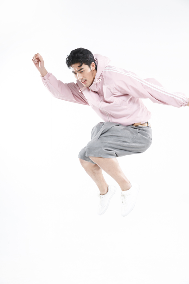 青年男人跳跃图片 青年男人跳跃图片