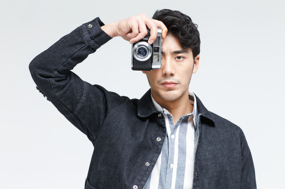 青年男人拿着照相机图片 青年男人拿着照相机图片