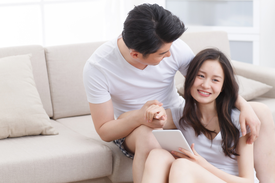 青年情侣看平板电脑 青年情侣看平板电脑