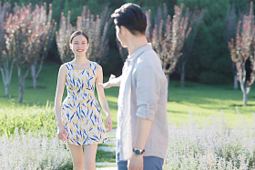 浪漫情侣在公园散步