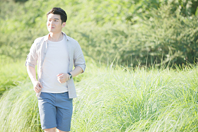 青年男人跑步锻炼身体图片