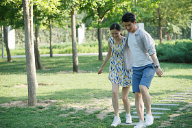 浪漫情侣在公园散步