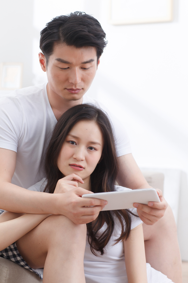 青年情侣看平板电脑