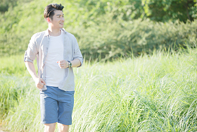 青年男人跑步锻炼身体图片