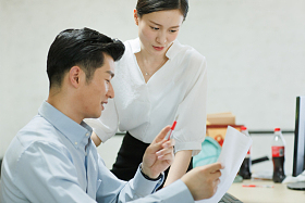 青年人在办公室