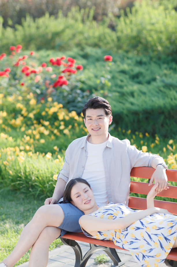 快乐情侣坐在公园里图片 快乐情侣坐在公园里图片