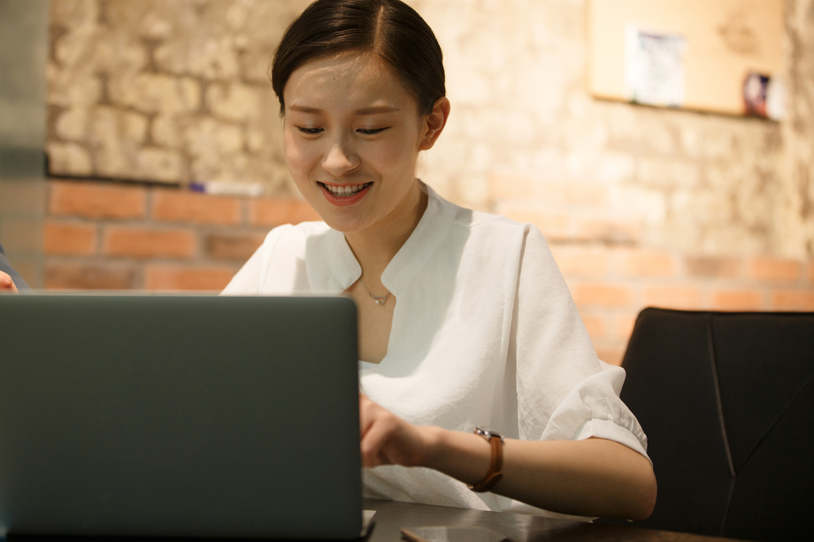 青年女人在办公室图片