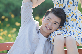 快乐情侣坐在公园里照片