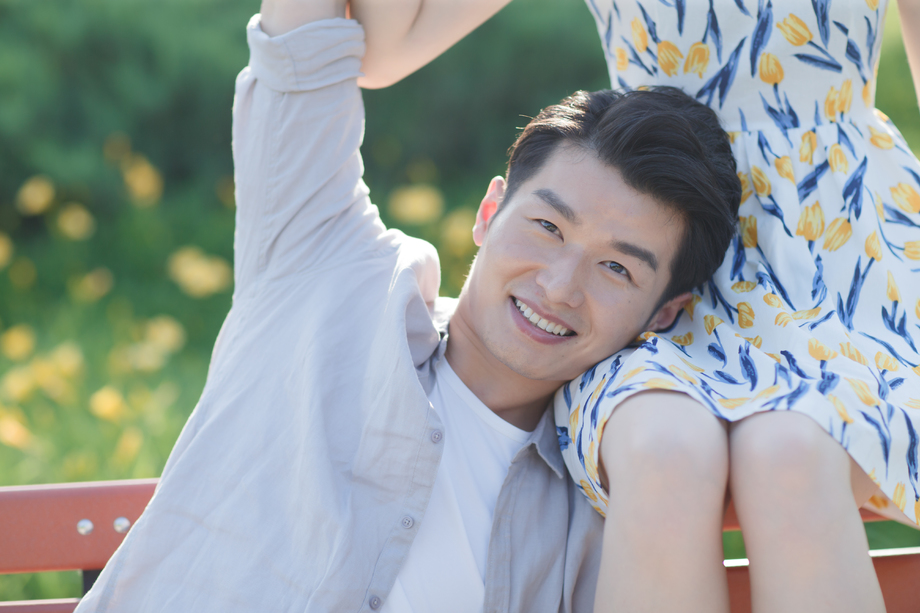 快乐情侣坐在公园里照片