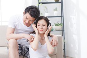 浪漫情侣听音乐照片