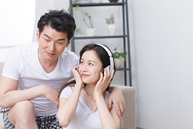 浪漫情侣听音乐