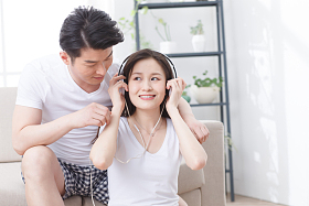 浪漫情侣听音乐照片