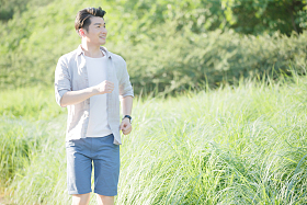 青年男人跑步锻炼身体图片