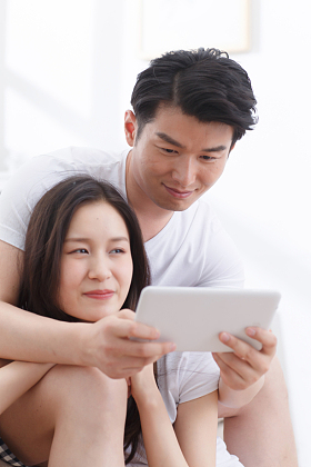 青年情侣看平板电脑图片