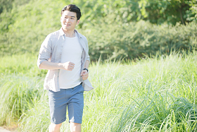 青年男人跑步锻炼身体图片