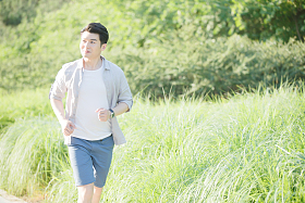 青年男人跑步锻炼身体图片