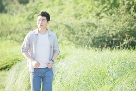 青年男人跑步锻炼身体图片