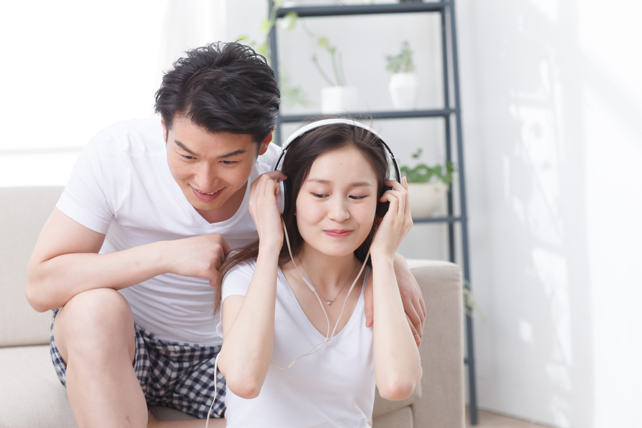 浪漫情侣听音乐 浪漫情侣听音乐
