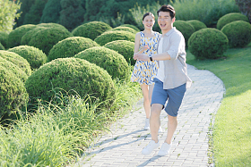 浪漫情侣在公园散步照片