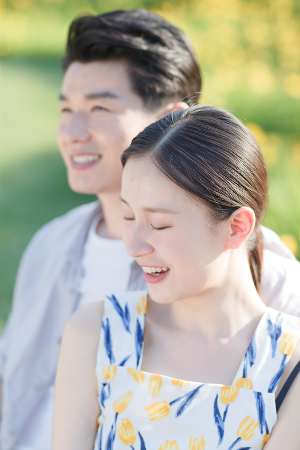 快乐情侣坐在公园