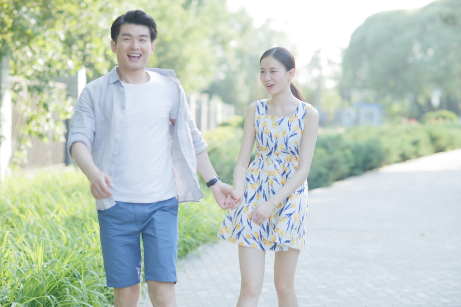 浪漫情侣在公园散步