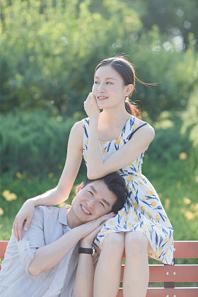 快乐情侣坐在公园