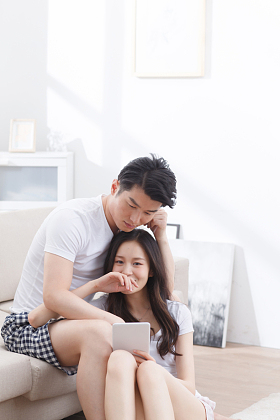 青年情侣看平板电脑