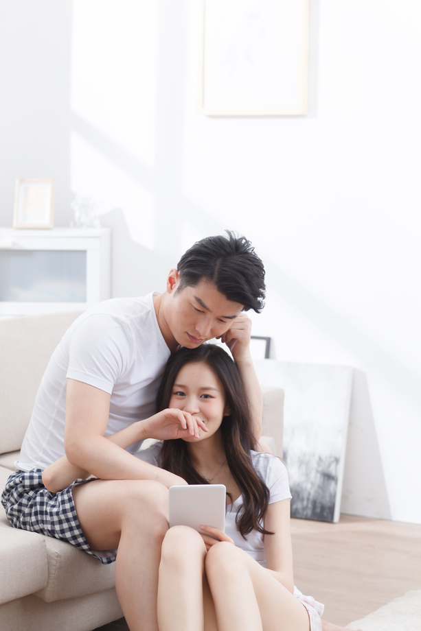 青年情侣看平板电脑 青年情侣看平板电脑