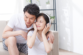 浪漫情侣听音乐照片