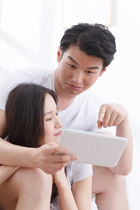 青年情侣看平板电脑