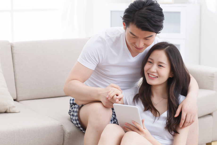 青年情侣看平板电脑图片 青年情侣看平板电脑图片