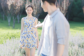 浪漫情侣在公园散步