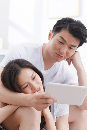 青年情侣看平板电脑图片