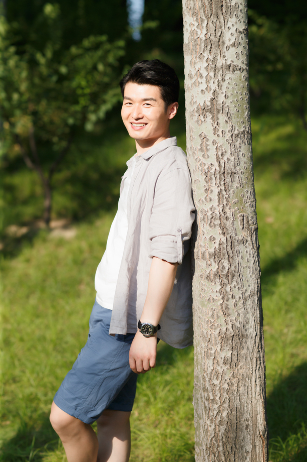 青年男人肖像图片