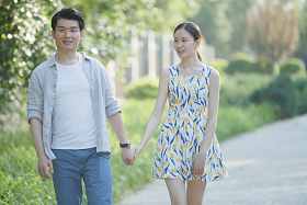 浪漫情侣在公园散步