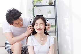 浪漫情侣听音乐图片
