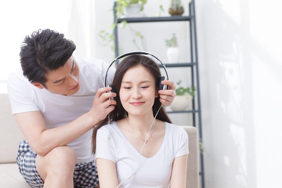 浪漫情侣听音乐图片 浪漫情侣听音乐图片