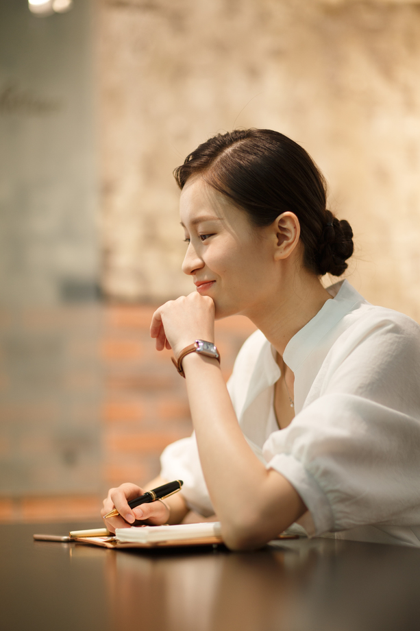 青年女人在办公室图片