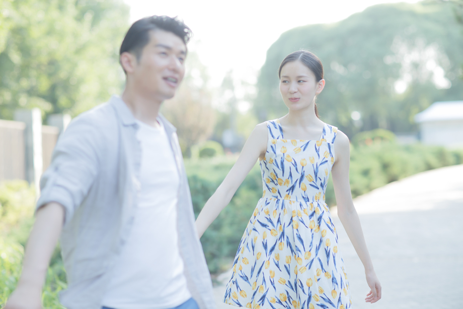 浪漫情侣在公园散步