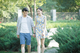 浪漫情侣在公园散步