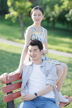 快乐情侣坐在公园