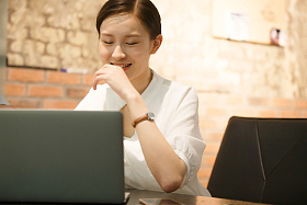 青年女人在办公室