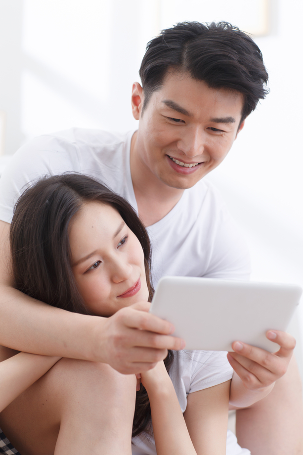 青年情侣看平板电脑