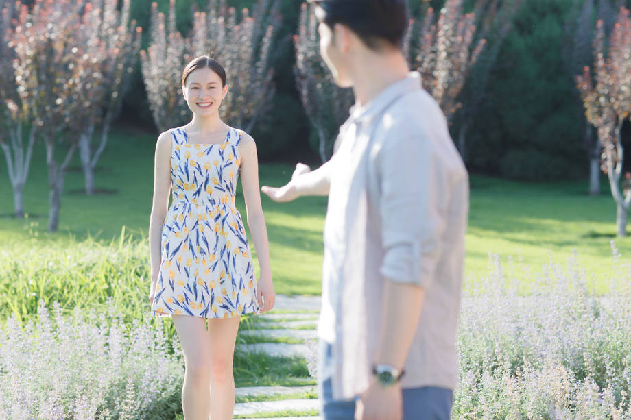 浪漫情侣在公园散步照片 浪漫情侣在公园散步照片