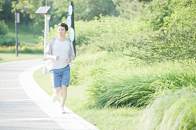 青年男人跑步锻炼身体图片