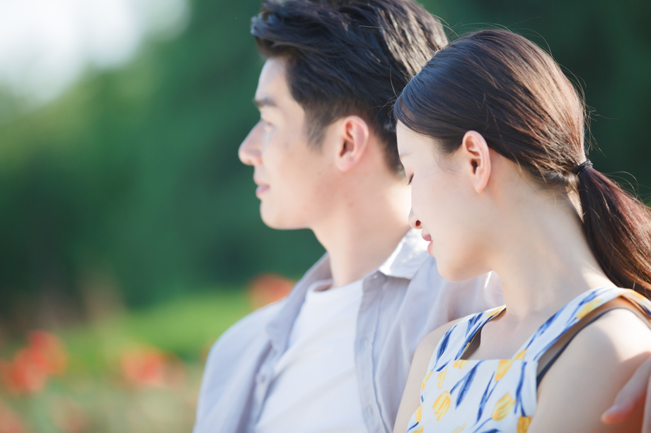 快乐情侣坐在公园